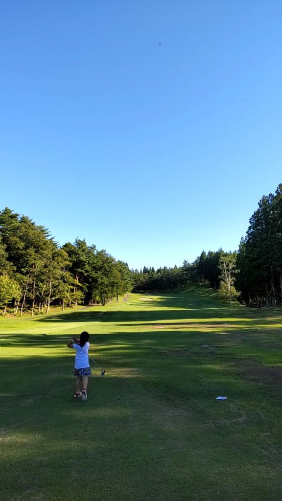秋田県ジュニアゴルフアカデミー2023年9月度月例会のゴルフ体験会の様子