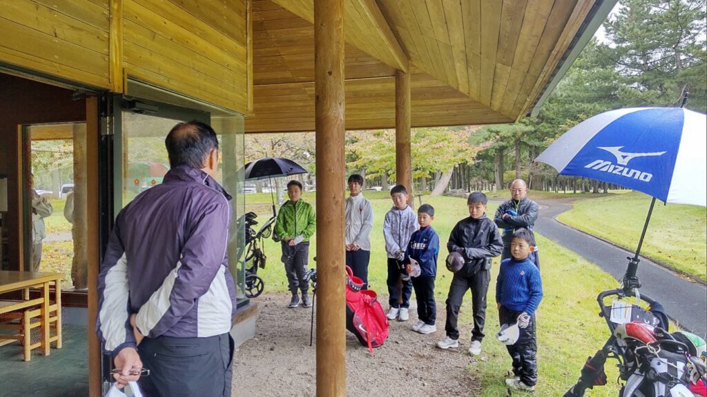 2023年10月度秋田県ジュニアゴルフアカデミー月例会の開会式の様子