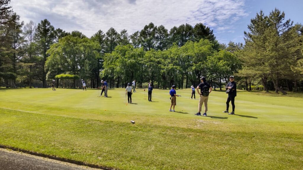 秋田県ジュニアゴルフアカデミー2024年5月度月例会スタート前のパター練習の様子