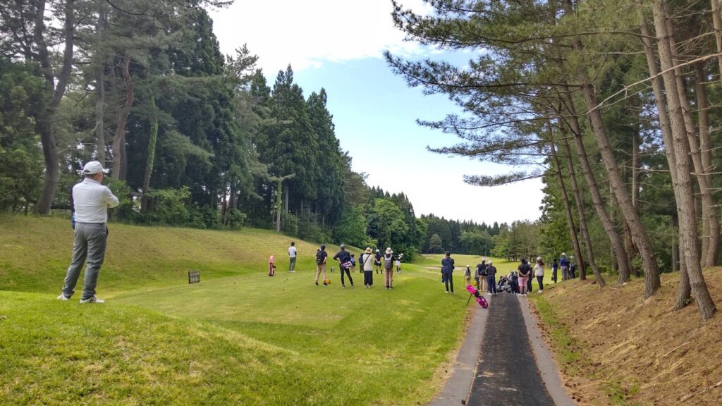 秋田県ジュニアゴルフアカデミー2024年5月度月例会スタートの様子