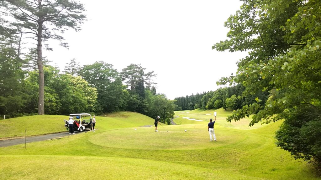 2024年6月度秋田県ジュニアゴルフアカデミー月例会緊張のティーショット