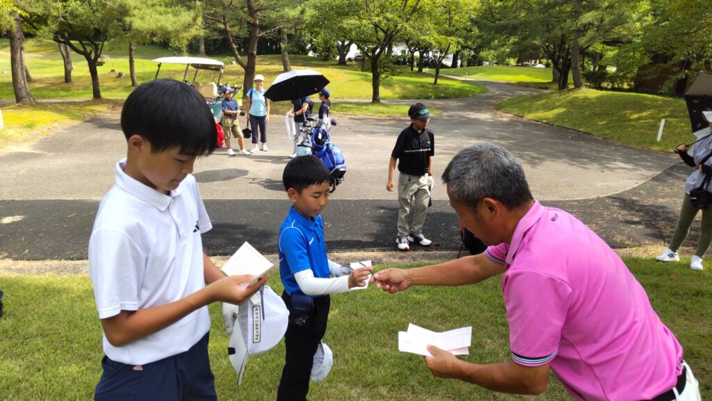 秋田県ジュニアゴルフアカデミー2024年8月度月例会の様子。スタートの様子