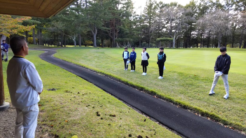 秋田県ジュニアゴルフアカデミー2024年10月度月例会開会式の様子