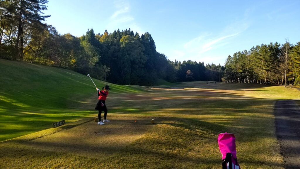 秋田県ジュニアゴルフアカデミー2024年11月度月例会の様子。仲澤心音選手