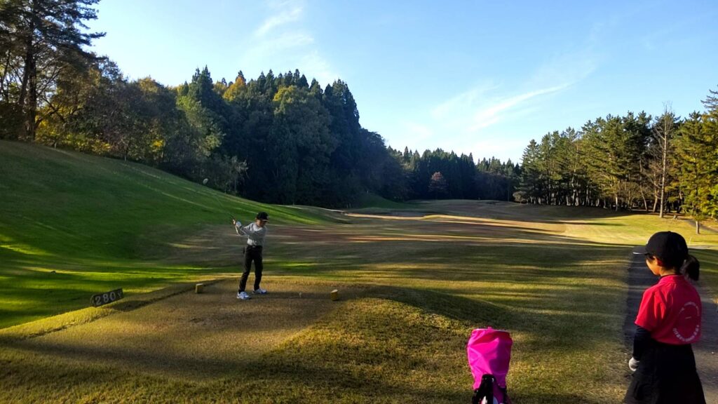 秋田県ジュニアゴルフアカデミー2024年11月度月例会の様子。高橋結斗選手